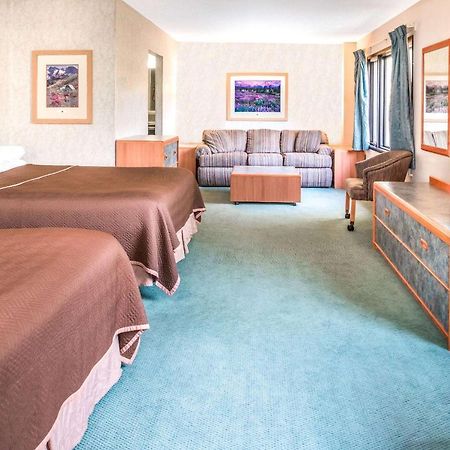 ทราเวลลอดจ์ คาลิสเปล Hotel ภายนอก รูปภาพ