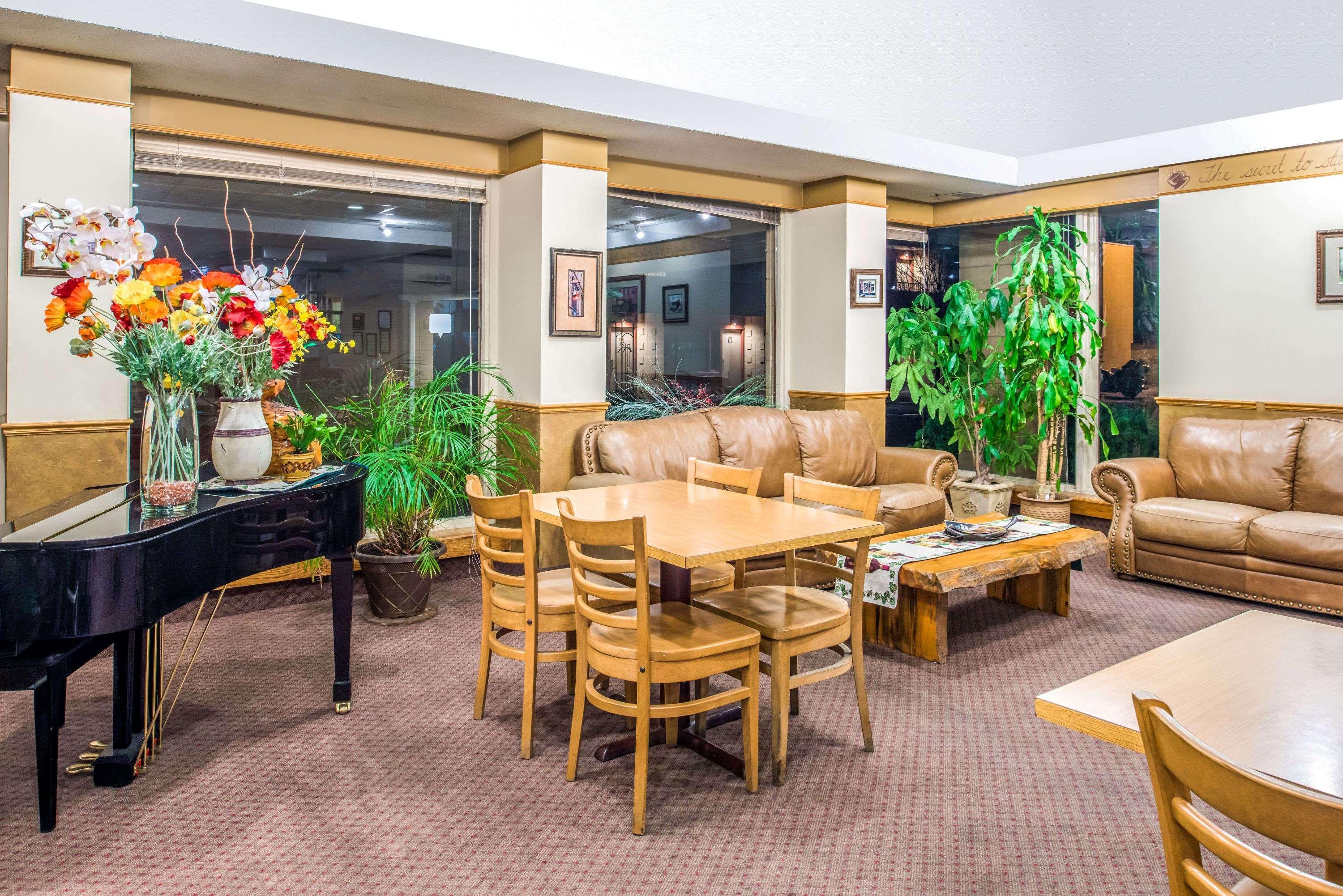 ทราเวลลอดจ์ คาลิสเปล Hotel ภายนอก รูปภาพ