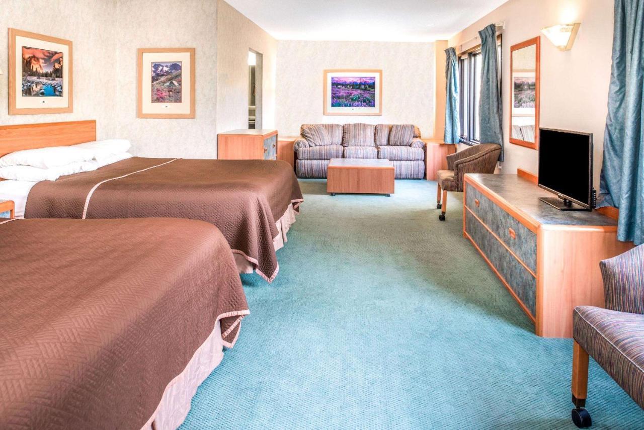 ทราเวลลอดจ์ คาลิสเปล Hotel ภายนอก รูปภาพ