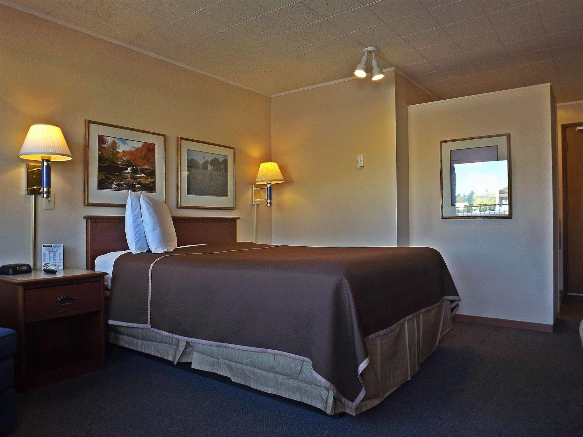 ทราเวลลอดจ์ คาลิสเปล Hotel ภายนอก รูปภาพ