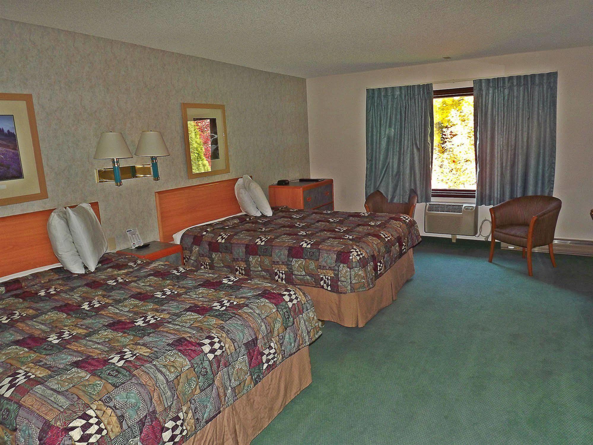ทราเวลลอดจ์ คาลิสเปล Hotel ภายนอก รูปภาพ
